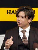 　契約更改を終え会見する梅野（撮影・山口登）