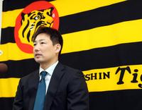 　契約更改を終え会見する岩崎（撮影・山口登）