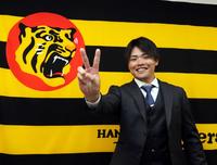 　契約更改を終え、笑顔でポーズを決める小野寺