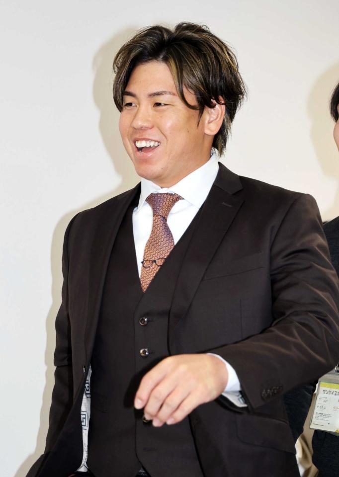 　会見を終え、退席する梅野（撮影・山口登）