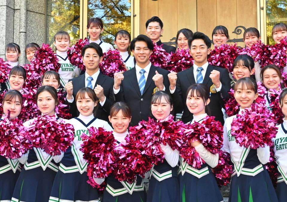 　東都大学リーグ秋季優勝報告会でチアと並んで笑顔を見せる（左から）青学大・下村、中島、常広（撮影・西岡正）