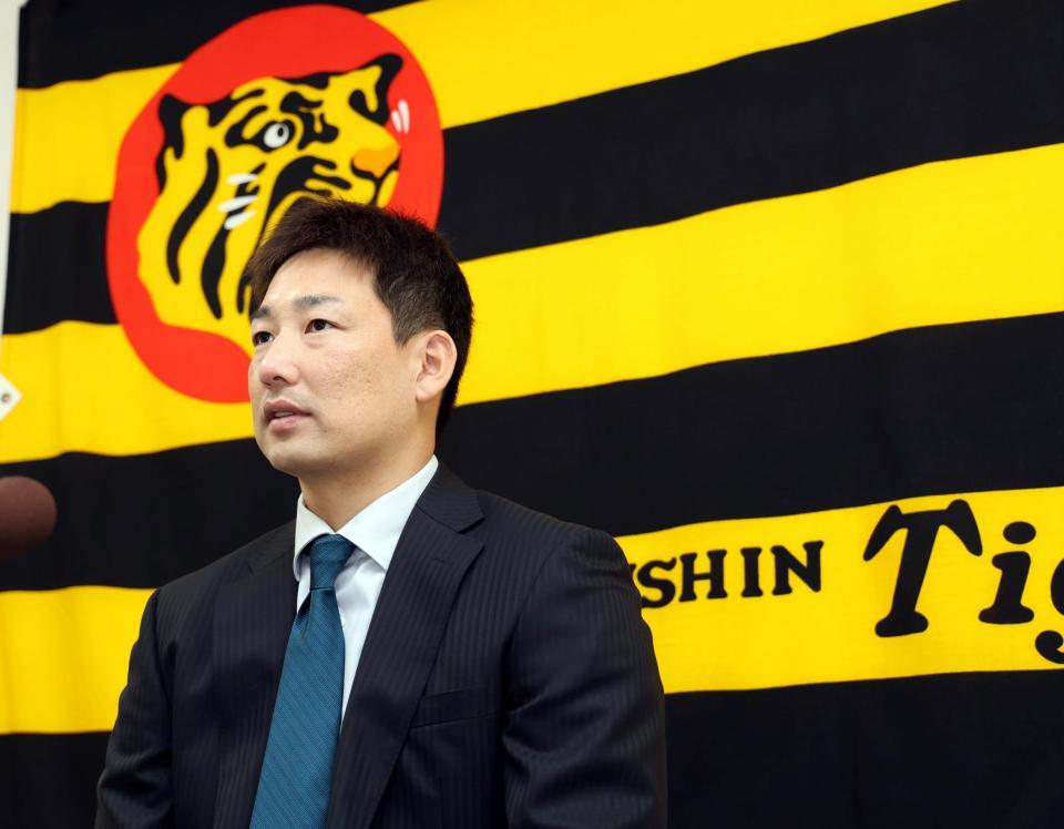 　契約更改を終え会見する岩崎（撮影・山口登）