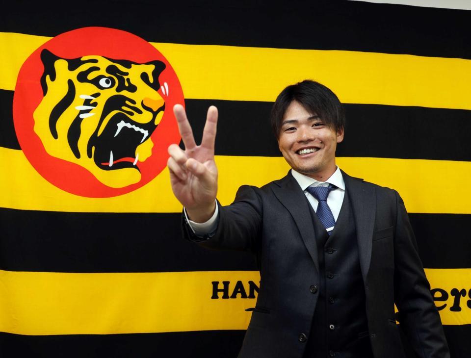 　契約更改を終え、笑顔でポーズを決める小野寺