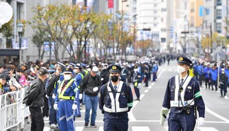 　阪神の優勝パレード前、警備をする兵庫県警（撮影・中田匡峻）