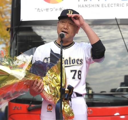 　優勝記念パレード前、あいさつする中嶋監督（撮影・北村雅宏）