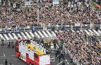 　大観衆に祝福され優勝パレードする阪神ナイン（撮影・飯室逸平）