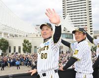 　沿道のファンに手を振る岡田監督（左）と藤本コーチ（代表撮影）