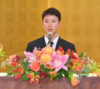 　仮契約を終え、会見する阪神３位指名の山田（撮影・西岡正）