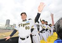 　笑顔で沿道のファンに手を振る岡田監督（代表撮影）