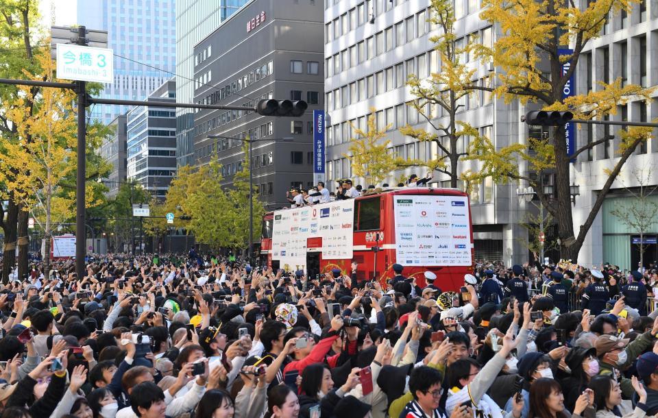 　大勢のファンの歓声が響く御堂筋での優勝記念パレード（撮影・北村雅宏）