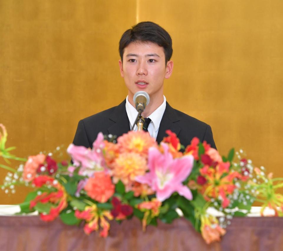 　仮契約を終え、会見する阪神３位指名の山田（撮影・西岡正）