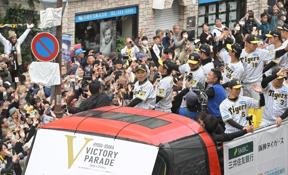 　大歓声を浴びながら三宮の市街地をパレードする岡田監督（中央）ら阪神ナイン（撮影・高部洋祐）