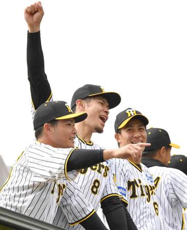 　優勝パレードを楽しむ（左から）小野寺、佐藤輝、植田＝神戸（撮影・中田匡峻）