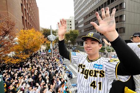 阪神・村上に大歓声　今季ブレークで一躍人気者　「名前呼ばれるのうれしかった」