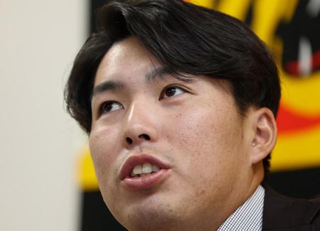 　契約更改を終え会見する馬場（撮影・山口登）