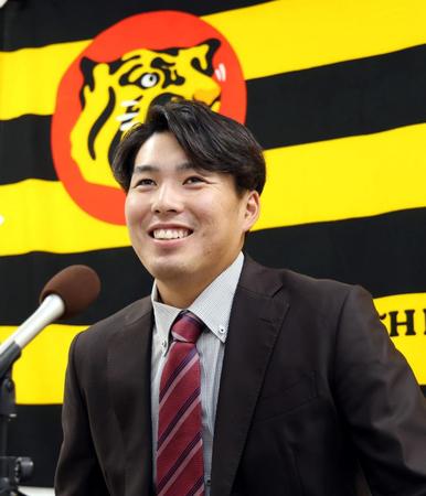 　契約更改を終え会見する馬場（撮影・山口登）