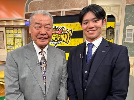 　福本豊党首（左）と笑顔の中野（球団提供）