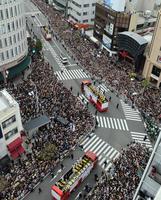 　阪神の優勝パレードを見ようと多くの観客が駆けつけた＝神戸（撮影・山口登）