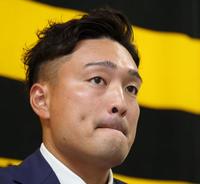 　大幅ダウンで契約を更改し会見する秋山（撮影・山口登）