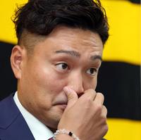 　大幅ダウンで契約を更改し会見する秋山（撮影・山口登）