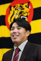 　契約更改を終え会見する馬場（撮影・山口登）