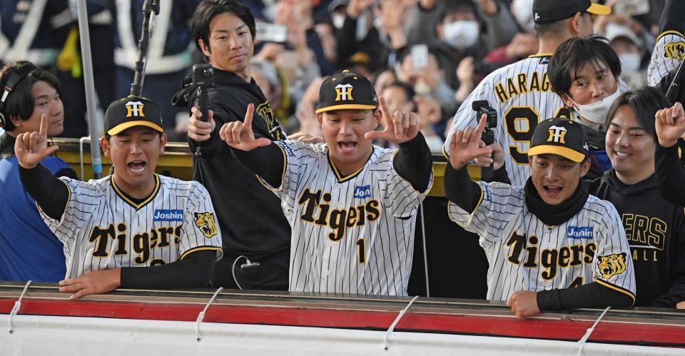 　優勝パレードを楽しむ（左から）岡留、森下、熊谷＝大阪（撮影・中田匡峻）