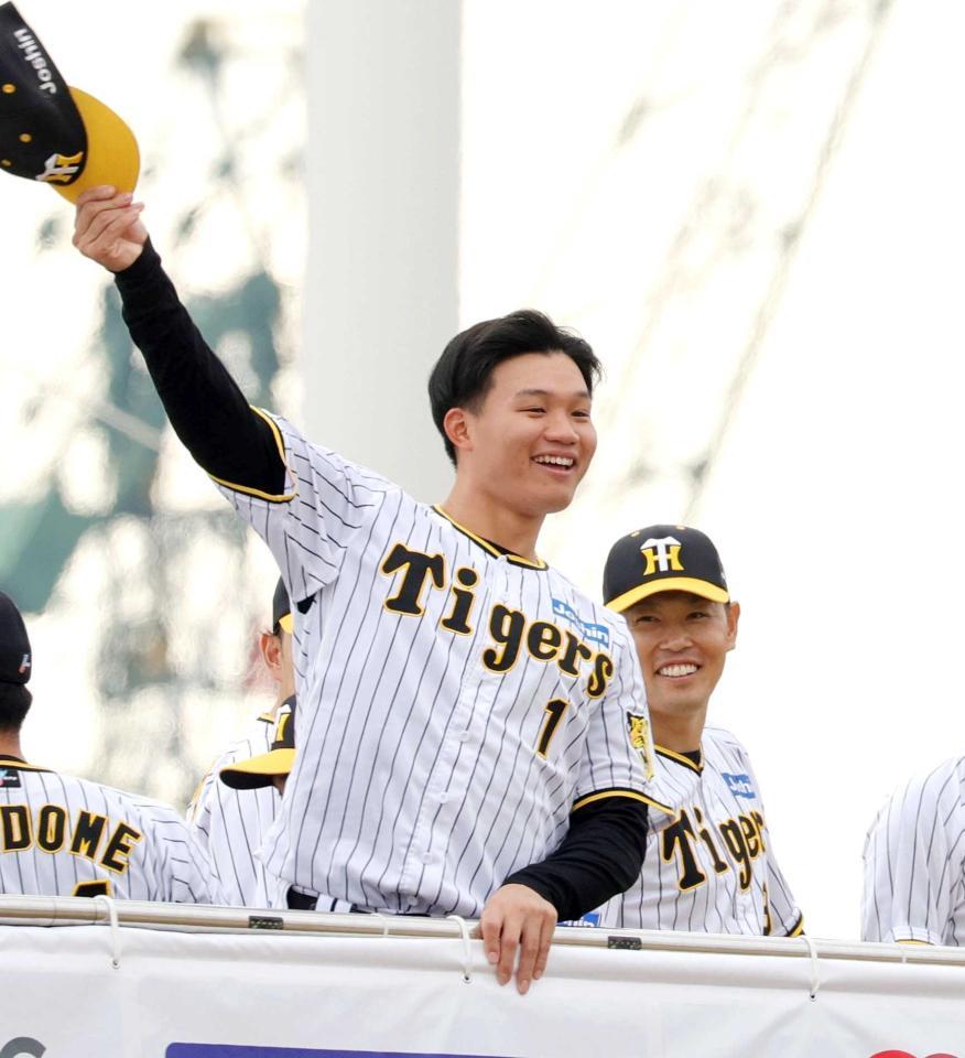 　ファンの声援に帽子を振って応える森下（撮影・坂部計介）