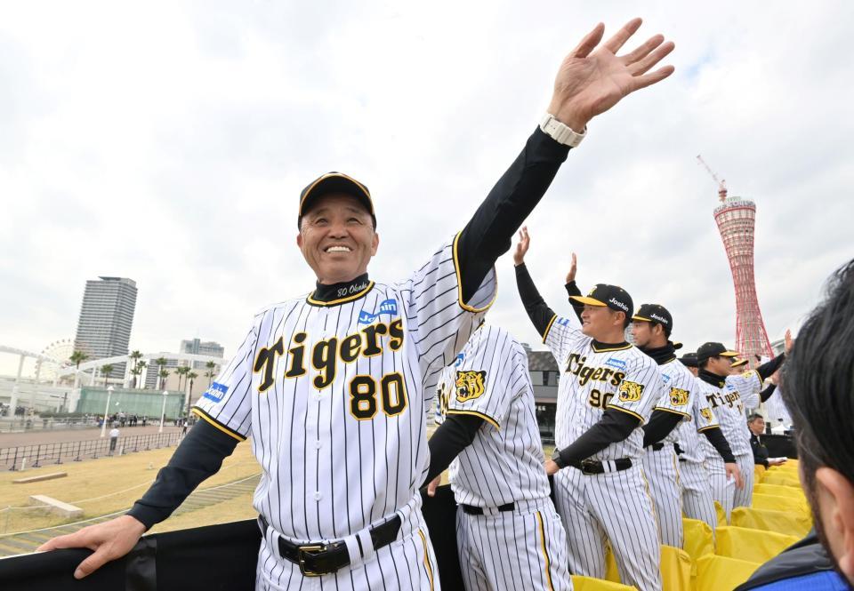 阪神・岡田監督 伝説の１９６２年パレード参加「覚えてるわ。白い 