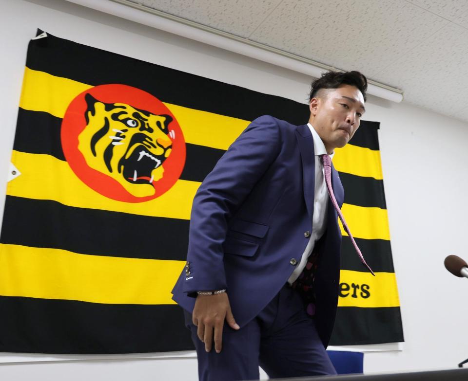 　会見を終え席を立つ秋山（撮影・山口登）