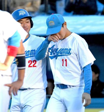 　大学最後の試合に敗れ、涙する下村