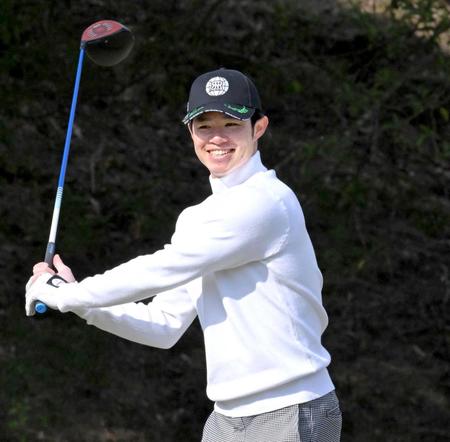 　笑顔でラウンドする中野（撮影・高部洋祐）