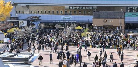 　球場隣のグッズショップも大行列（撮影・高部洋祐）