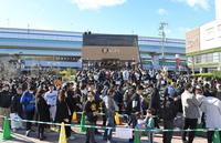 　球場隣のグッズショップも大行列（撮影・高部洋祐）