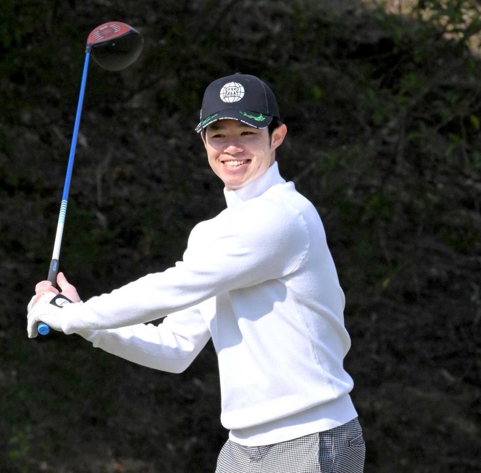 　笑顔でラウンドする中野（撮影・高部洋祐）