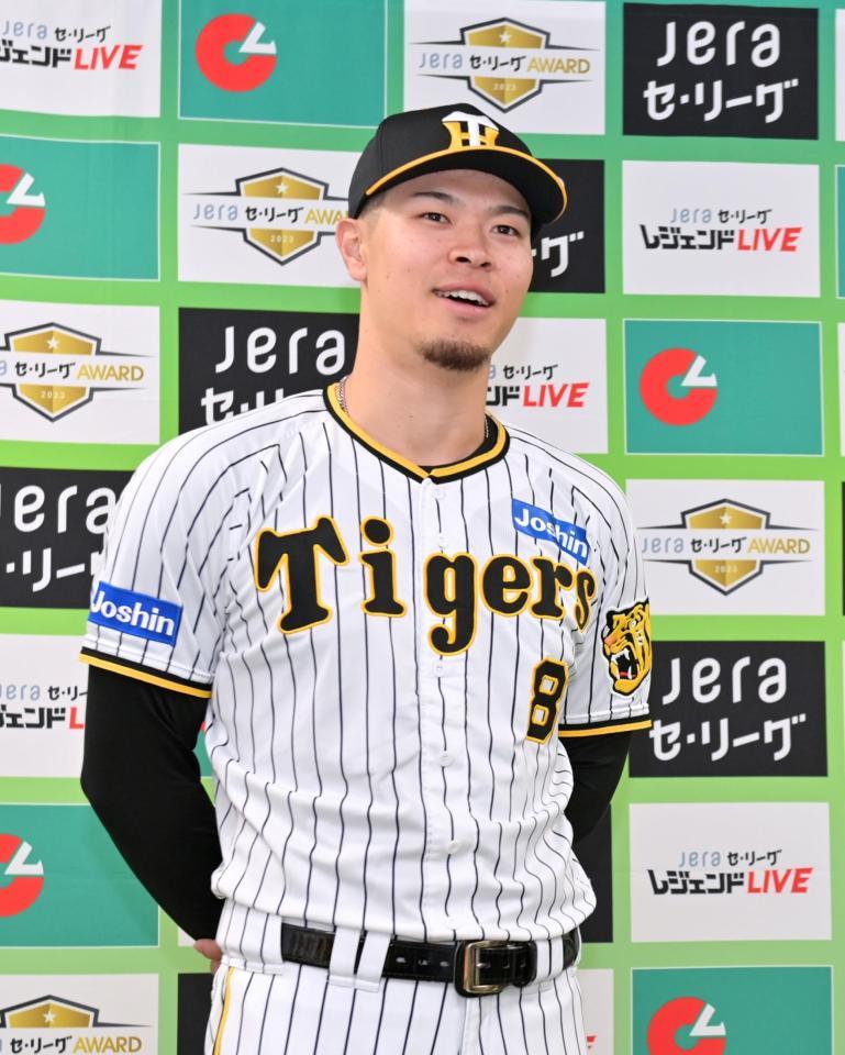 　ＪＥＲＡセ・リーグＡＷＡＲＤ９・１０月度月間大賞に選出され、受賞の思いを話す佐藤輝（撮影・立川洋一郎）