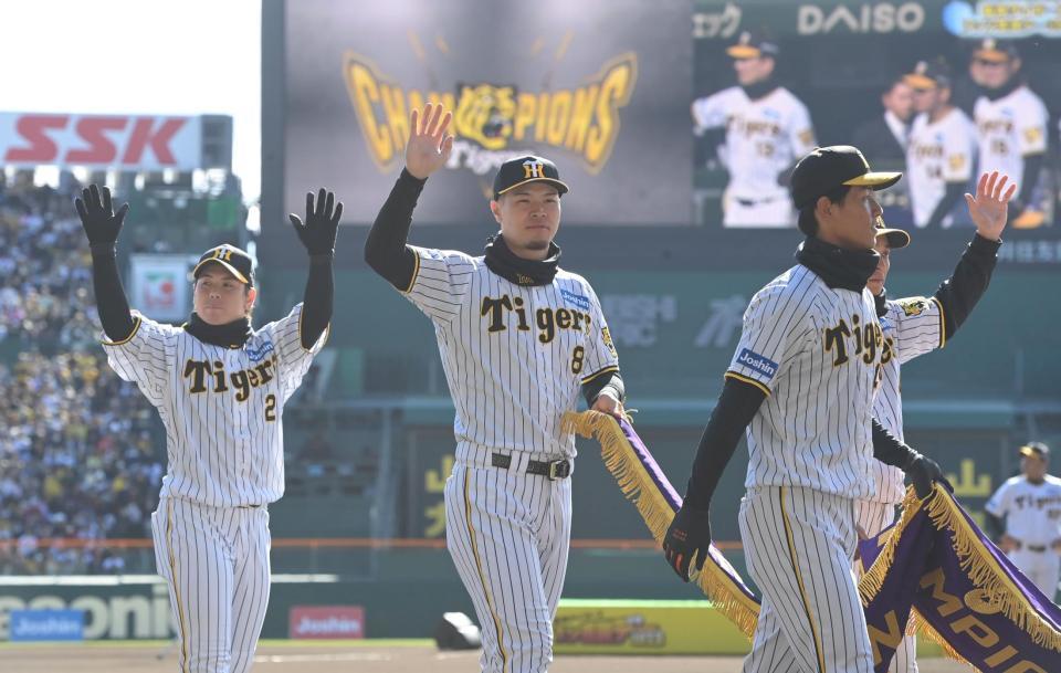 　ペナントを手に場内一周する佐藤輝（中央）ら阪神ナイン（撮影・高部洋祐）