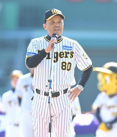 　オープニングセレモニーでファンにあいさつする岡田監督（撮影・高部洋祐）