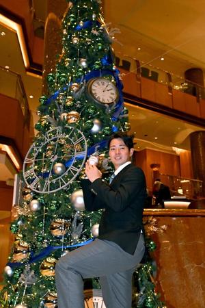 　仮契約交渉を終え、一足早いクリスマスツリーを背に笑顔のドラフト１位・下村海翔（撮影・金田祐二）