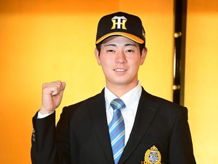 　仮契約交渉を終え、笑顔のドラフト１位・下村海翔（撮影・金田祐二）