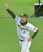 　スタンドに向かってバモスポーズを見せる森下（撮影・立川洋一郎）