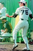 　ノックを行う阪神コーチ時代の榊原良行氏＝１９９６年９月１８日