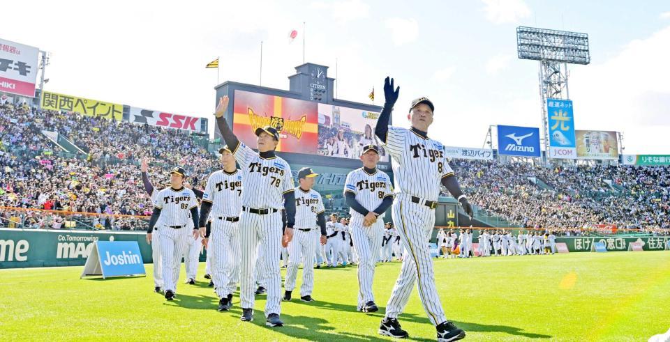 　オープニングで場内を一周する岡田監督（手前）ら阪神ナイン（撮影・立川洋一郎）