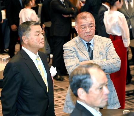 　２５日のＯＢ会総会で顔をあわせた阪神・川藤ＯＢ会長（左）と掛布氏