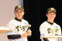 　笑顔でトークする岡田監督と近本