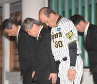 　優勝奉告祭で神社参拝する（左から）百北幸司球団社長、杉山健博オーナー、岡田監督ら（撮影・高部洋祐）