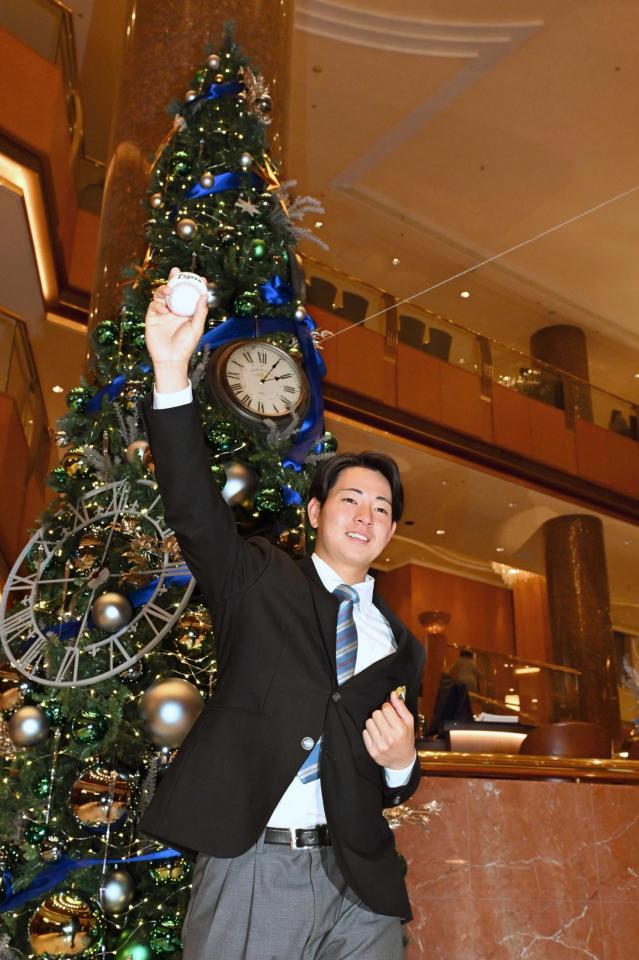 　仮契約交渉を終え、一足早いクリスマスツリーを背に笑顔の阪神ドラフト１位・下村（撮影・金田祐二）
