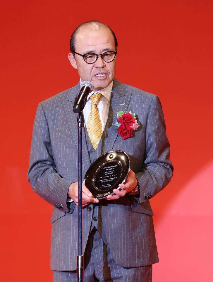 　セ・リーグ最優秀監督賞を受賞した岡田監督