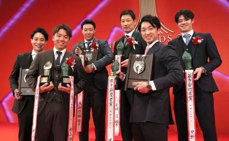 　終了後に記念撮影する阪神の選手たち。（左から）木浪、村上、大山、岩崎、近本、中野（代表撮影）