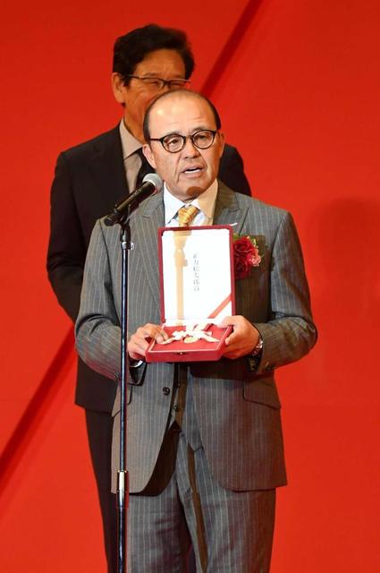 阪神・岡田監督「みんな頑張った」アワードに虎6人 村上祝福「えらい