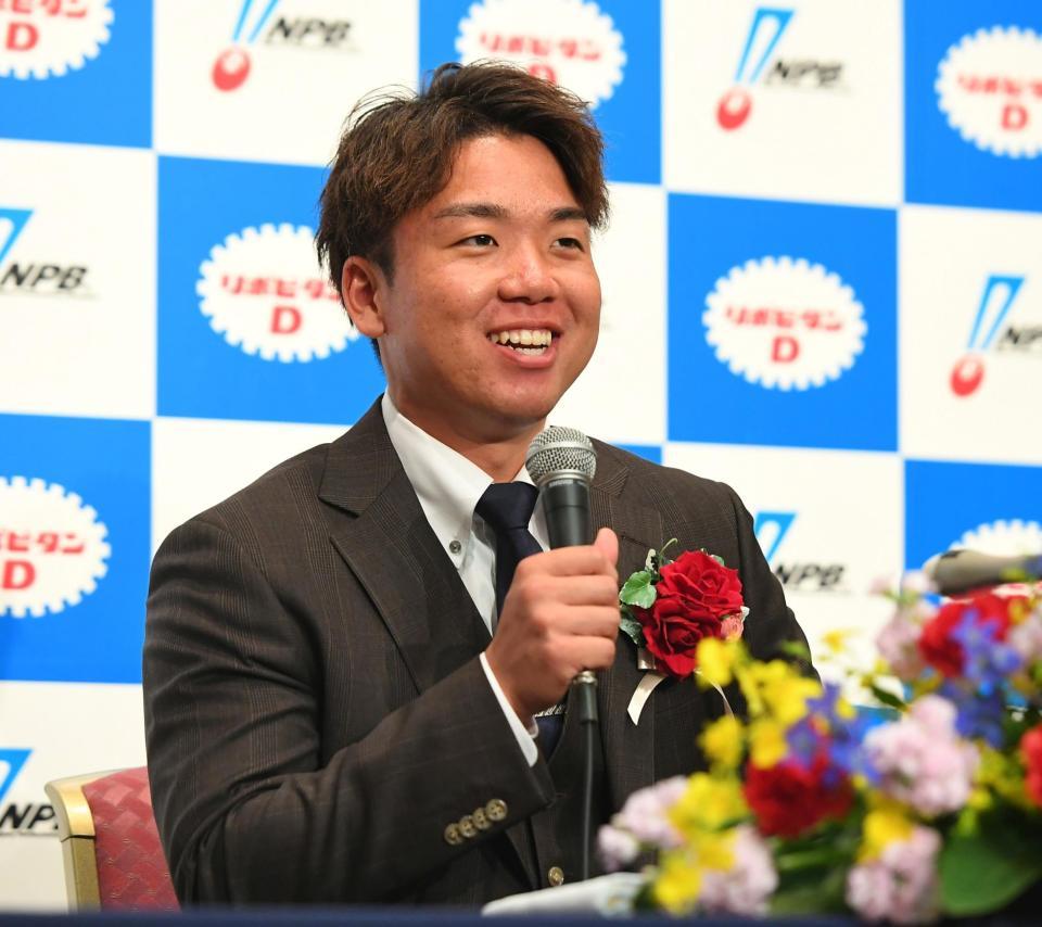 　最優秀新人選手賞と最優秀選手賞のＷ受賞に笑顔をみせる村上（撮影・三好信也）